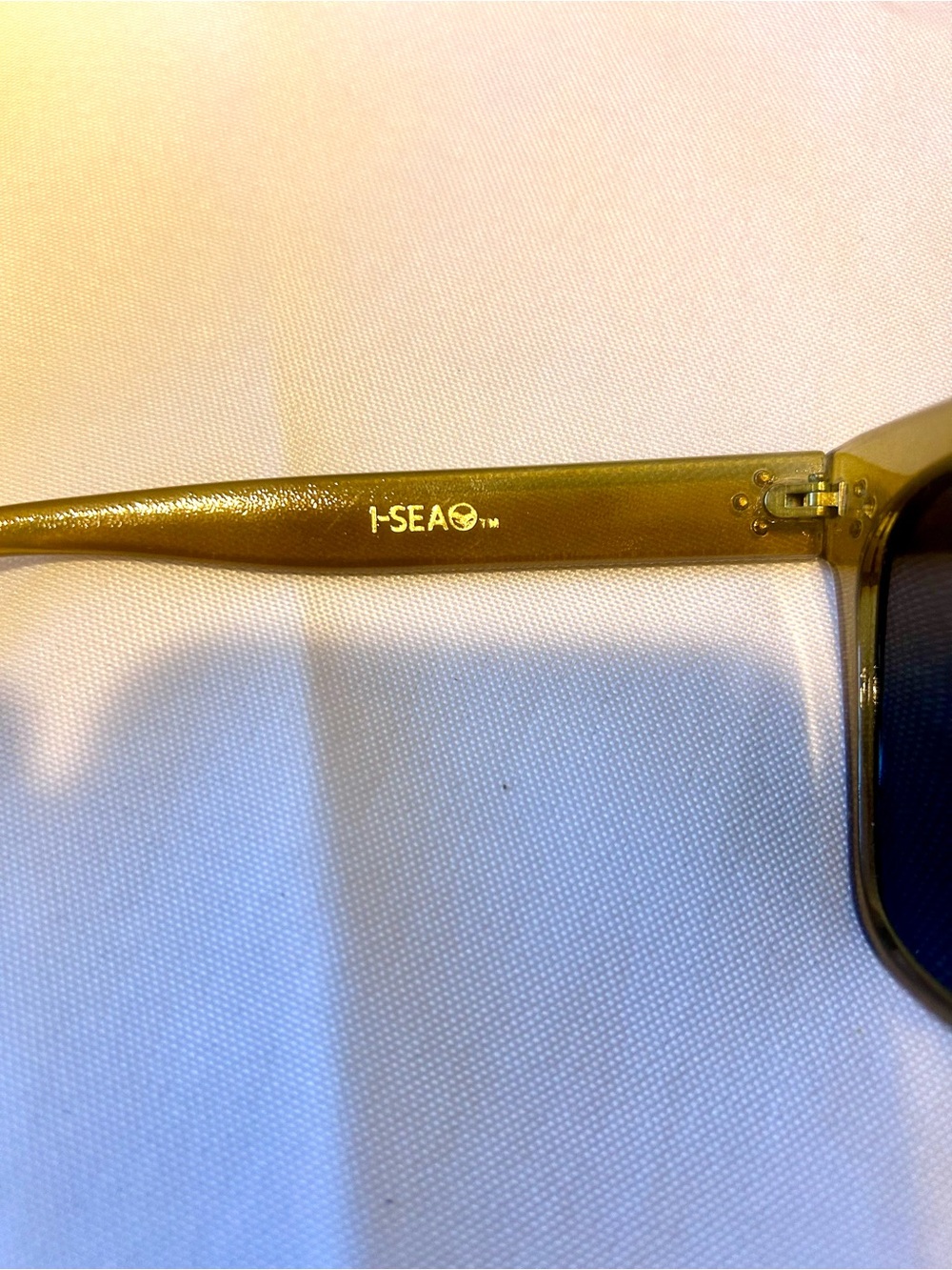 I-Sea Women's Transparent Olive Stevie Sunglasses with Case - Picture 4 of 7